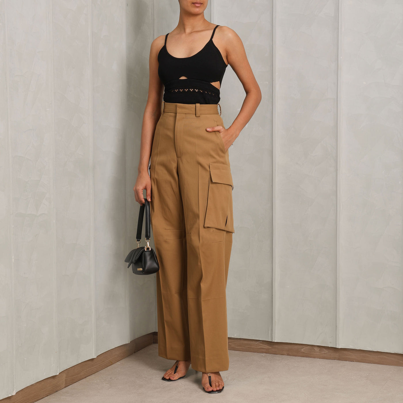 VICTORIA BECKHAM relaxed cargo pants cotton brown pockets at the side of each leg and dart detailing on the knees