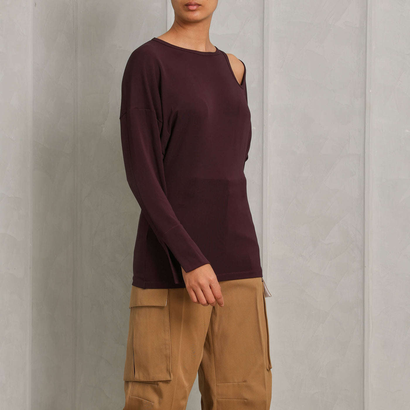 VICTORIA BECKHAM twist detail jersey top viscose brown round fitted round neck drop shoulder with teardrop-shaped cut-out