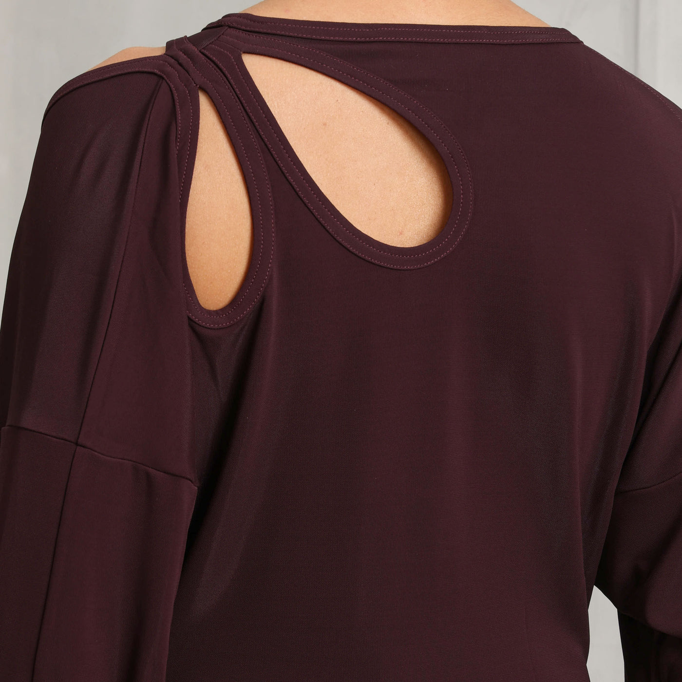 VICTORIA BECKHAM twist detail jersey top viscose brown round fitted round neck drop shoulder with teardrop-shaped cut-out