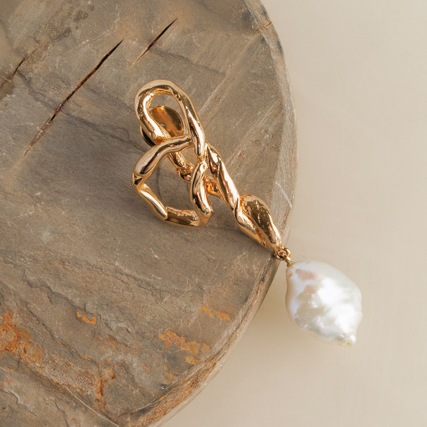 STUDIO METALLURGY knotty pearl earrings gold