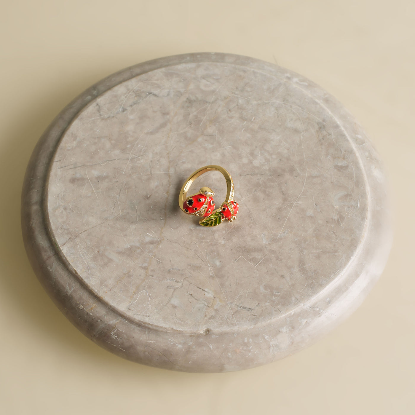 Beetle leaf design ring of gold