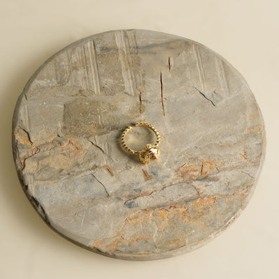 Gold ring with details of diamonds