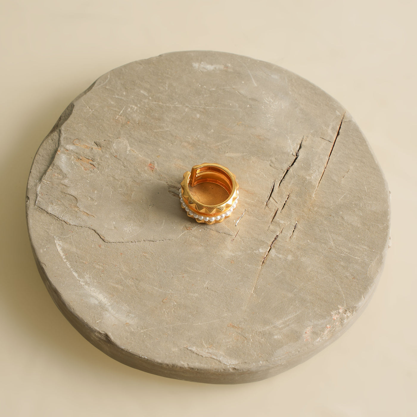 Gold ring with pearls