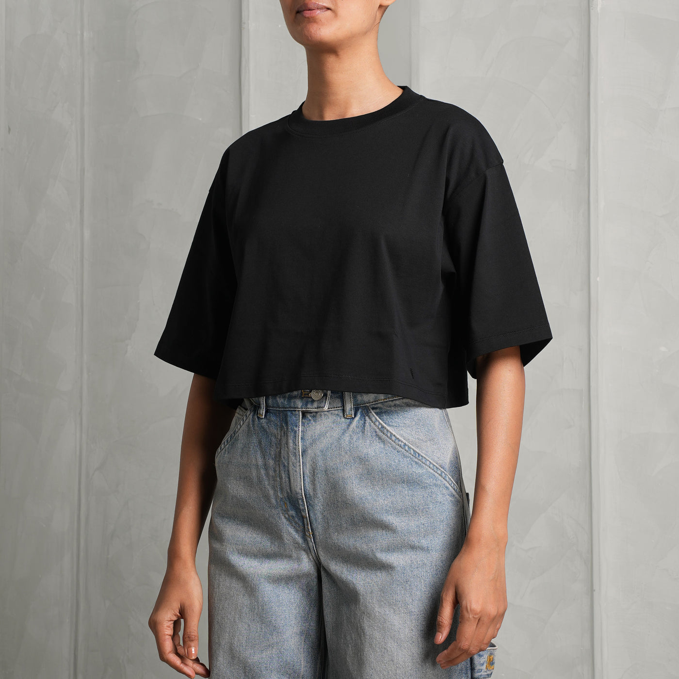 SACAI Black Cropped T-shirt with signature seashell logo embroidered
