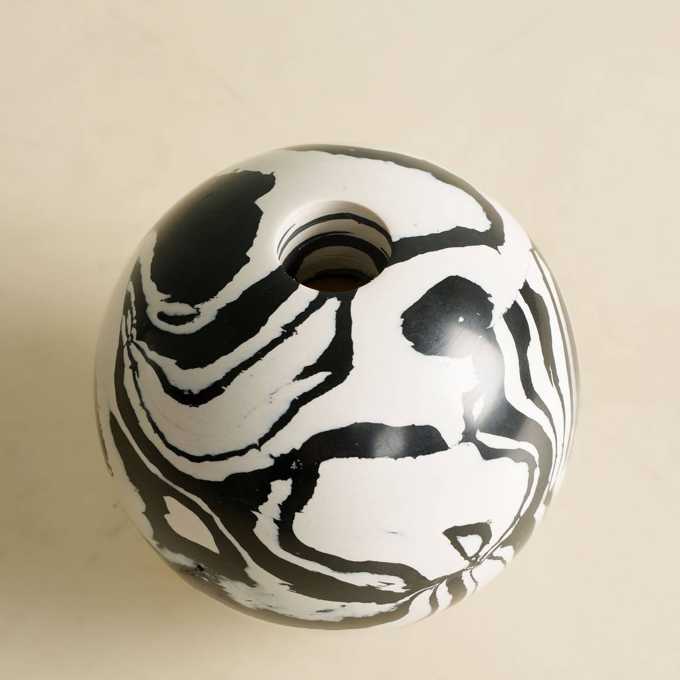 Black & White Specs Single Candle Stand