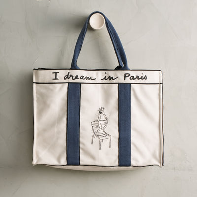 Tote bag with 'I dream in Paris' text