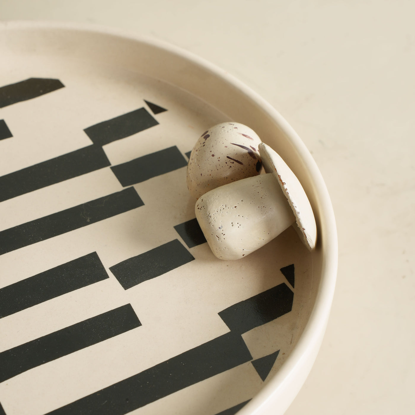 Thick Line Grid Holiday Plate