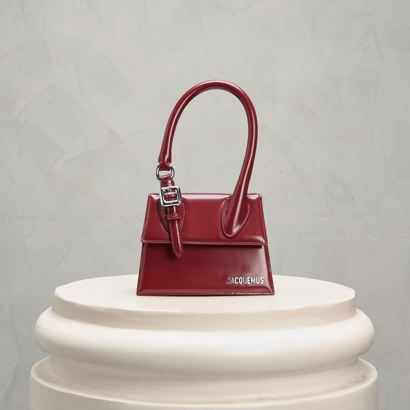 red crossbody handbag from jacquemus at le mill