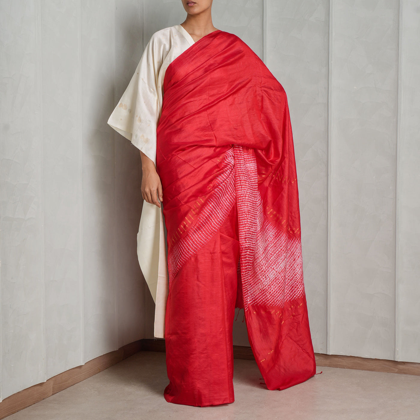 Studio Medium Red Panorama Sari