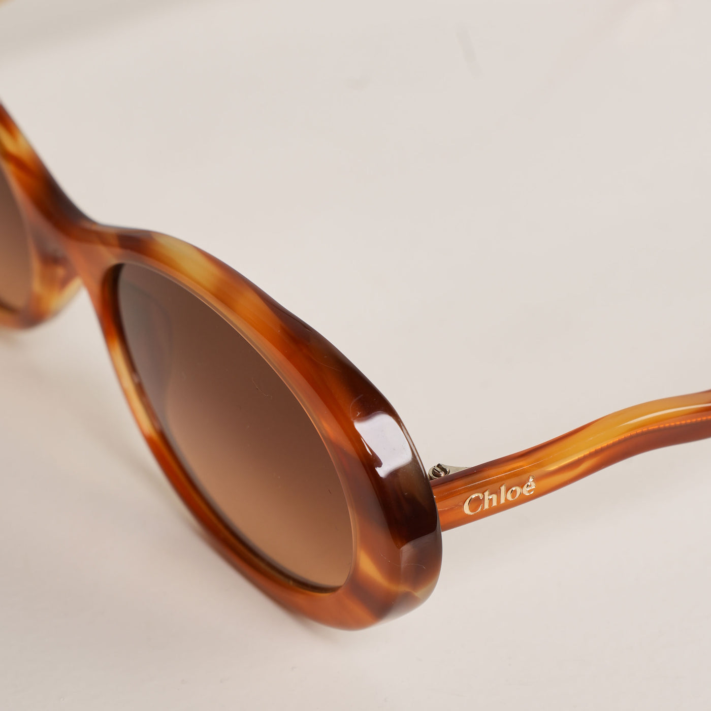 Chloé Zelie Oval Sunglasses  feature the classic oval shape complimented by scalloping on the temples and drop-shape openings embellished with the Chloé logo.