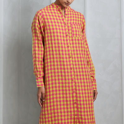 Saphed Chaukor Checkered Dress features a relaxed fit, a waist with elastic and drawstrings, and side pockets.